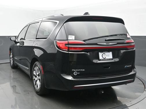 2025 Chrysler Pacifica Hybrid Pinnacle