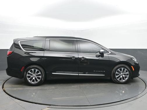2025 Chrysler Pacifica Hybrid Pinnacle
