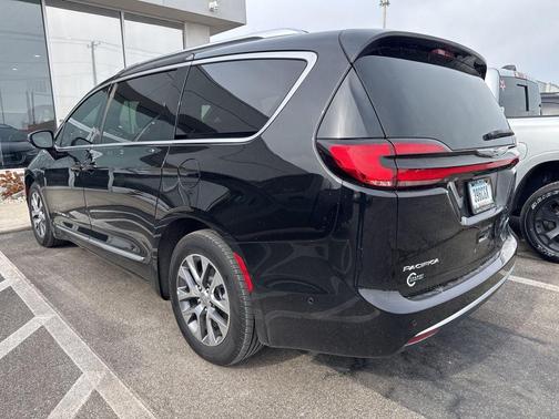 2025 Chrysler Pacifica Hybrid Pinnacle