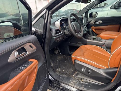 2025 Chrysler Pacifica Hybrid Pinnacle