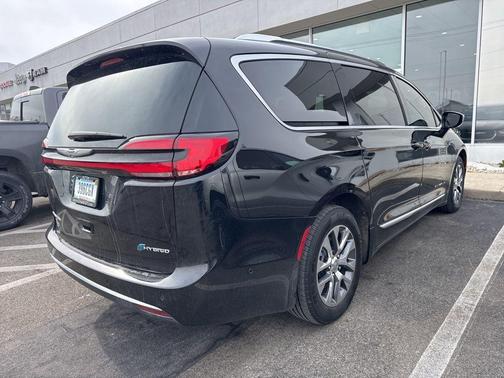 2025 Chrysler Pacifica Hybrid Pinnacle