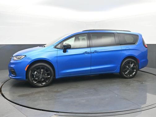 Hydro Blue Pearlcoat 2026 Chrysler Pacifica Limited