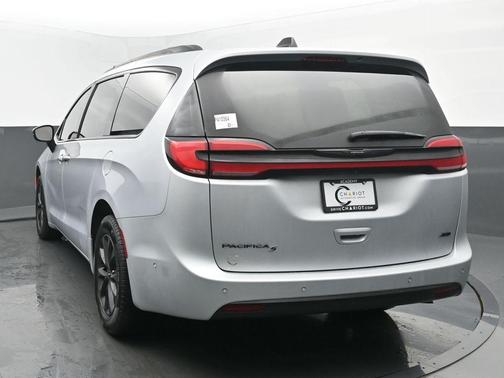 2024 Chrysler Pacifica Touring-L