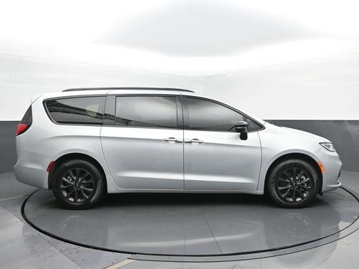 2024 Chrysler Pacifica Touring-L