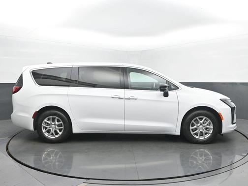 PW7 2027 Chrysler Pacifica SELECT