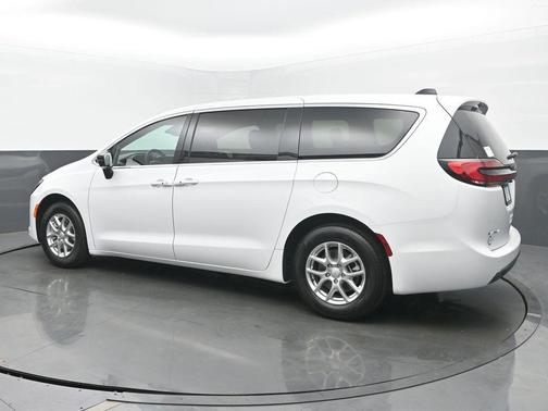 PW7 2027 Chrysler Pacifica SELECT