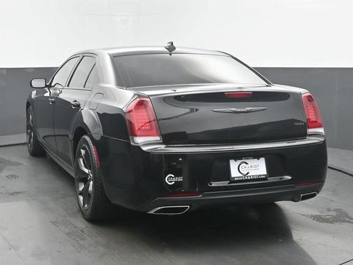 Gloss Black 2022 Chrysler 300 Touring