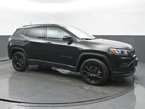 Diamond Black 2022 Jeep Compass Altitude
