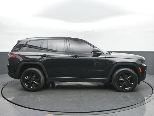 Diamond Black 2023 Jeep Grand Cherokee Altitude