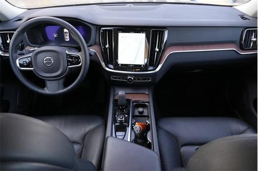 2024 Volvo S60 B5 Plus Dark Theme