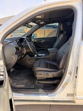 Iridescent Pearl Tricoat 2023 Chevrolet Traverse High Country