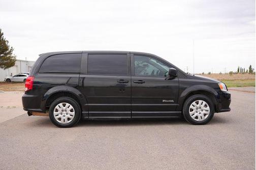 Black Onyx Crystal Pearlcoat 2017 Dodge Grand Caravan SE