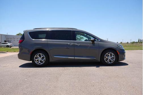Ceramic Gray Clearcoat 2023 Chrysler Pacifica Limited