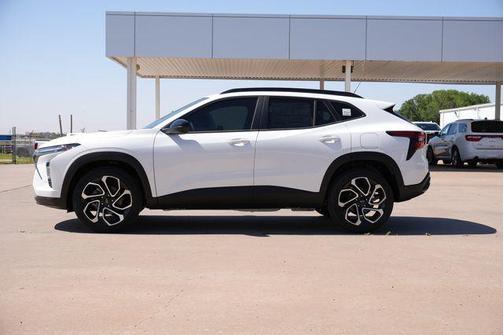 Summit White 2026 Chevrolet Trax FWD 2RS