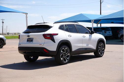 Summit White 2026 Chevrolet Trax FWD 2RS