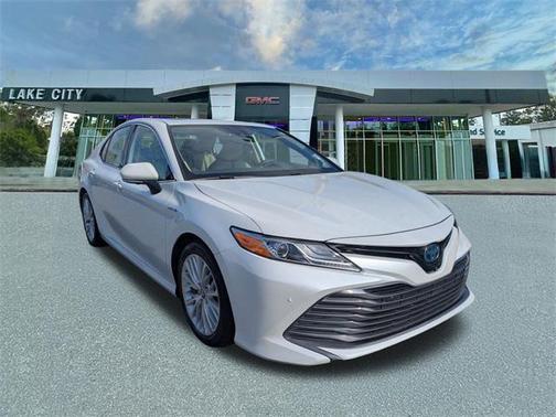2020 Toyota Camry Hybrid XLE