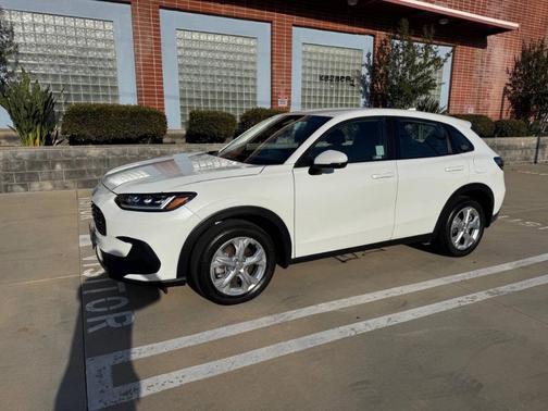 Platinum White Pearl 2023 Honda HR-V LX