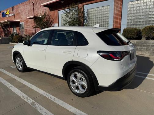 Platinum White Pearl 2023 Honda HR-V LX