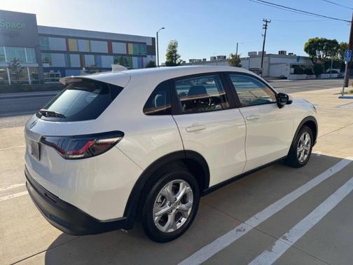 Platinum White Pearl 2023 Honda HR-V LX