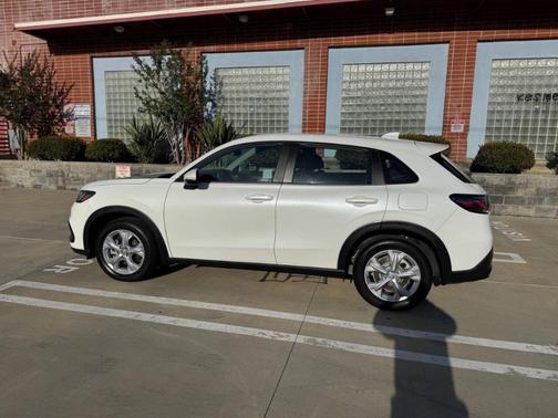 Platinum White Pearl 2023 Honda HR-V LX