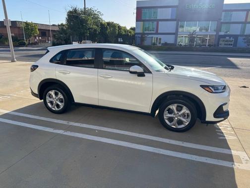 Platinum White Pearl 2023 Honda HR-V LX