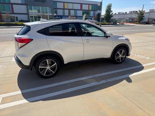 White 2022 Honda HR-V EX