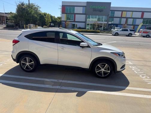 White 2022 Honda HR-V EX