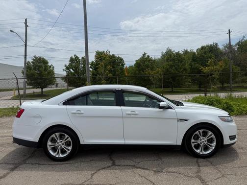 WHITE 2013 Ford Taurus SEL
