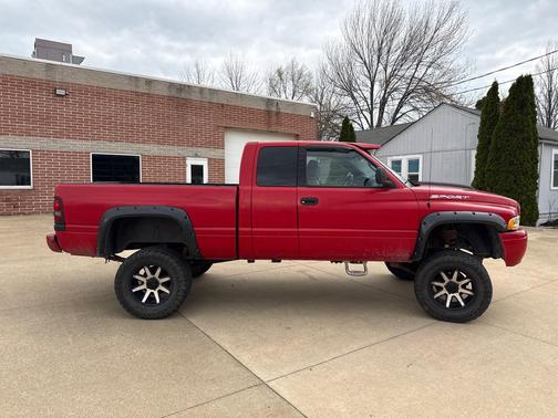 RED 2000 Dodge Ram 1500
