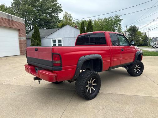 RED 2000 Dodge Ram 1500