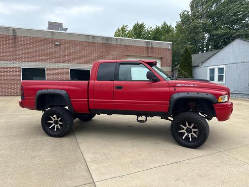RED 2000 Dodge Ram 1500