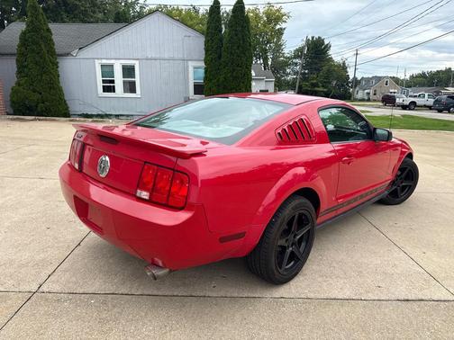 RED 2008 Ford Mustang Base