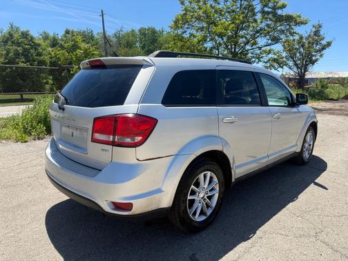 Bright Silver Metallic Clearcoat 2013 Dodge Journey SXT