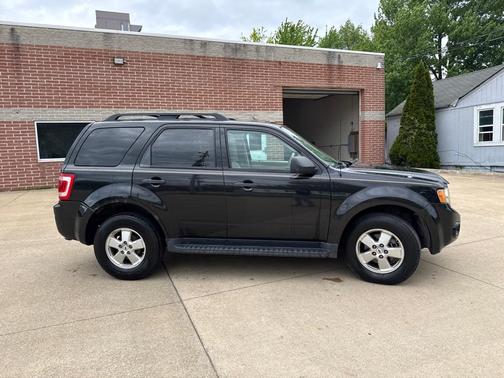 Tuxedo Black Metallic 2011 Ford Escape XLT