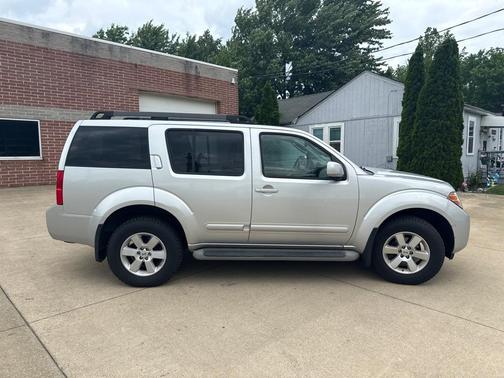 Dark Slate Metallic 2010 Nissan Pathfinder SE
