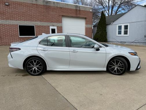 Ice Edge 2023 Toyota Camry SE