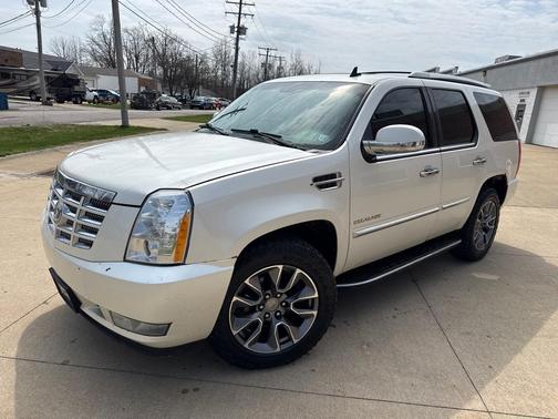 White Diamond Tricoat 2010 Cadillac Escalade Base