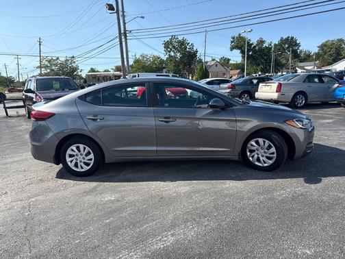 2018 Hyundai ELANTRA SE