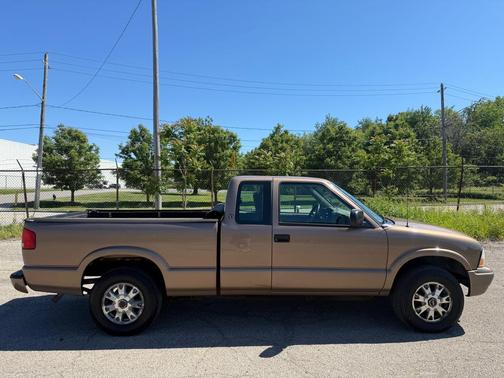 Sandalwood Metallic 2003 GMC Sonoma SLS
