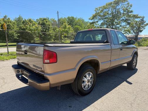 Sandalwood Metallic 2003 GMC Sonoma SLS