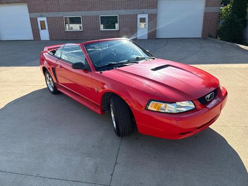 RED 2000 Ford Mustang Base