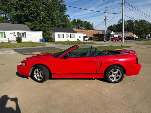 RED 2000 Ford Mustang Base