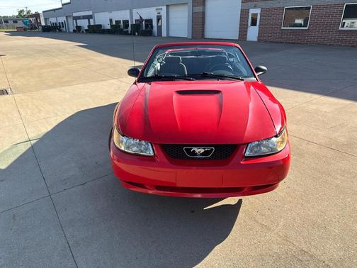 RED 2000 Ford Mustang Base