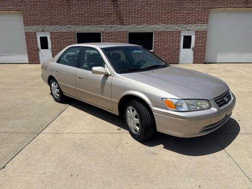 GOLD 2000 Toyota Camry CE