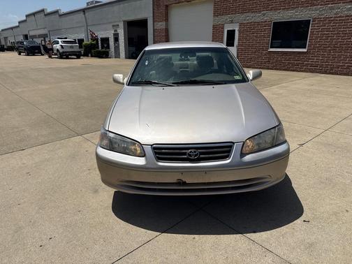GOLD 2000 Toyota Camry CE
