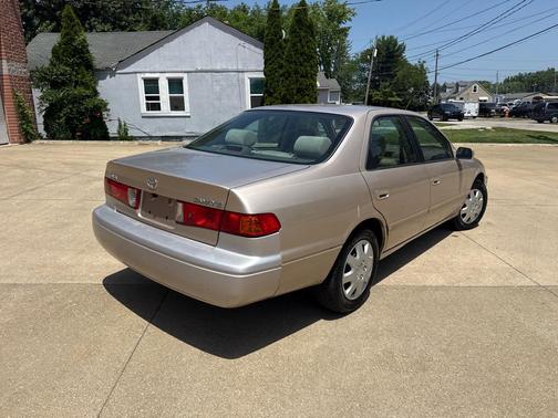 GOLD 2000 Toyota Camry CE
