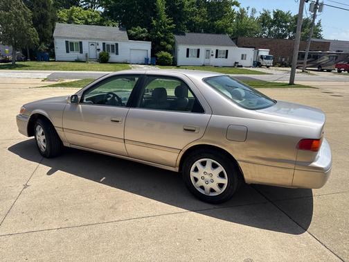 GOLD 2000 Toyota Camry CE