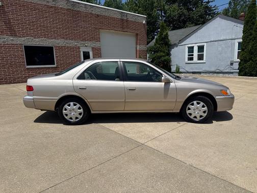 GOLD 2000 Toyota Camry CE