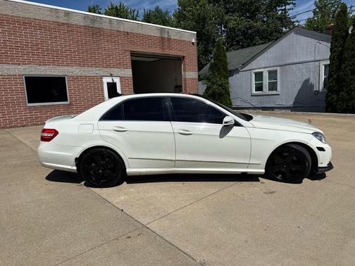 WHITE 2011 Mercedes-Benz E-Class E350 4MATIC