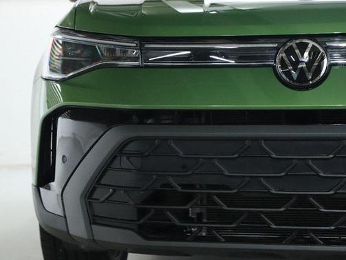 2025 Volkswagen Taos 1.5T SE Black